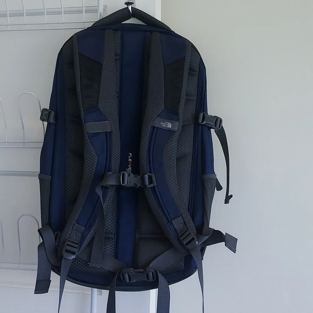 The North Face® Fall Line Backpack 28 Liters <Company Logo> NWOT Navy & Gray